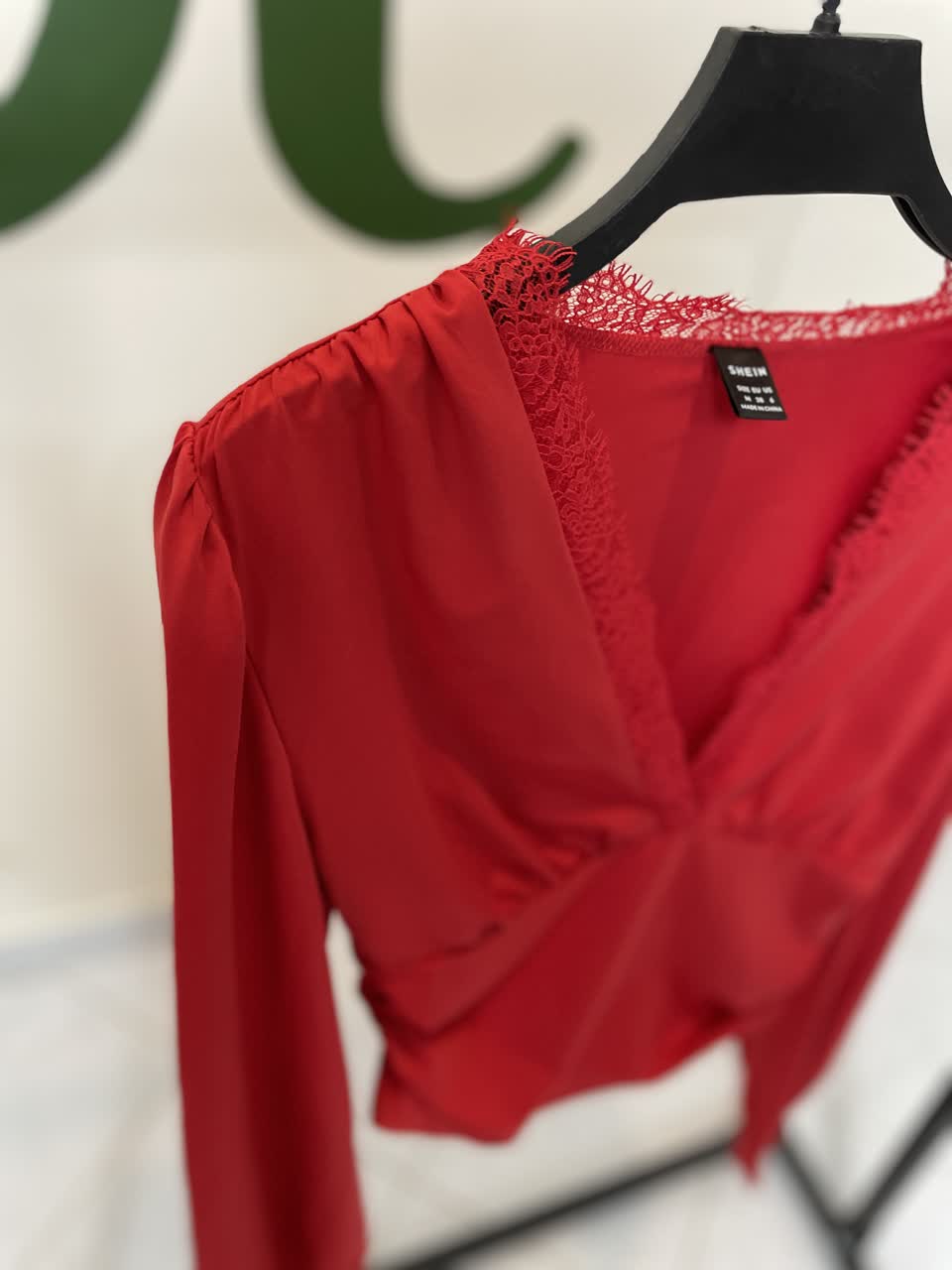 بلوز زنانه آستین‌بلند یقه V گیپوردوزی شده (قرمز)