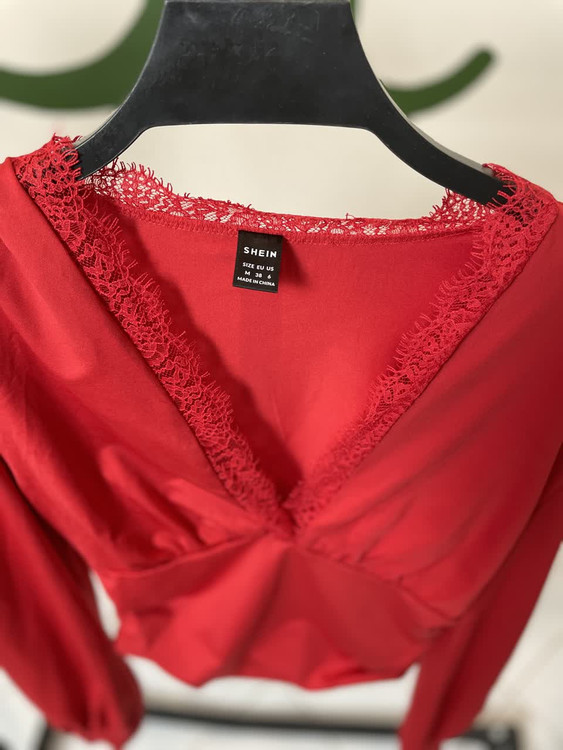 بلوز زنانه آستینبلند یقه V گیپوردوزی شده (قرمز)