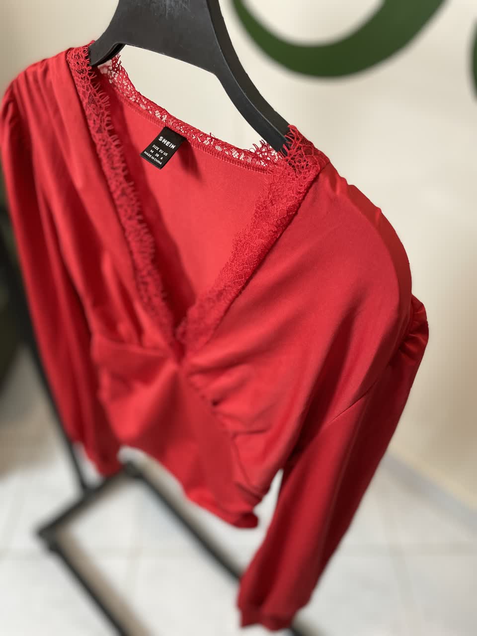 بلوز زنانه آستین‌بلند یقه V گیپوردوزی شده (قرمز)