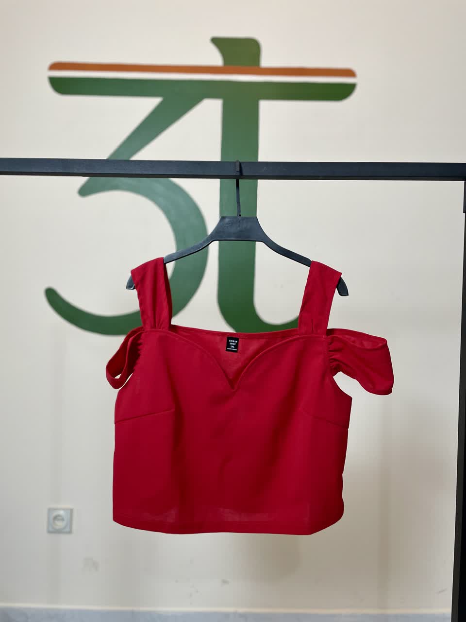 تاپ قرمز شانه‌باز زنانه شین مدل مهمانی و استایل مجلسی