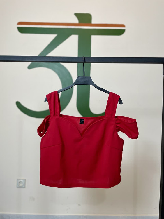 تاپ قرمز شانهباز زنانه شین مدل مهمانی و استایل مجلسی