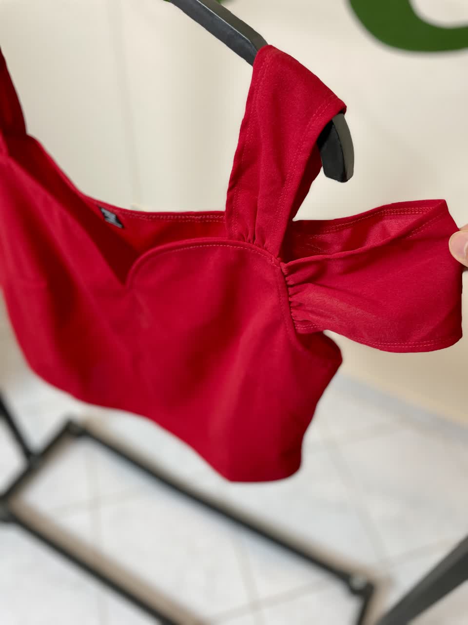 تاپ قرمز شانه‌باز زنانه شین مدل مهمانی و استایل مجلسی