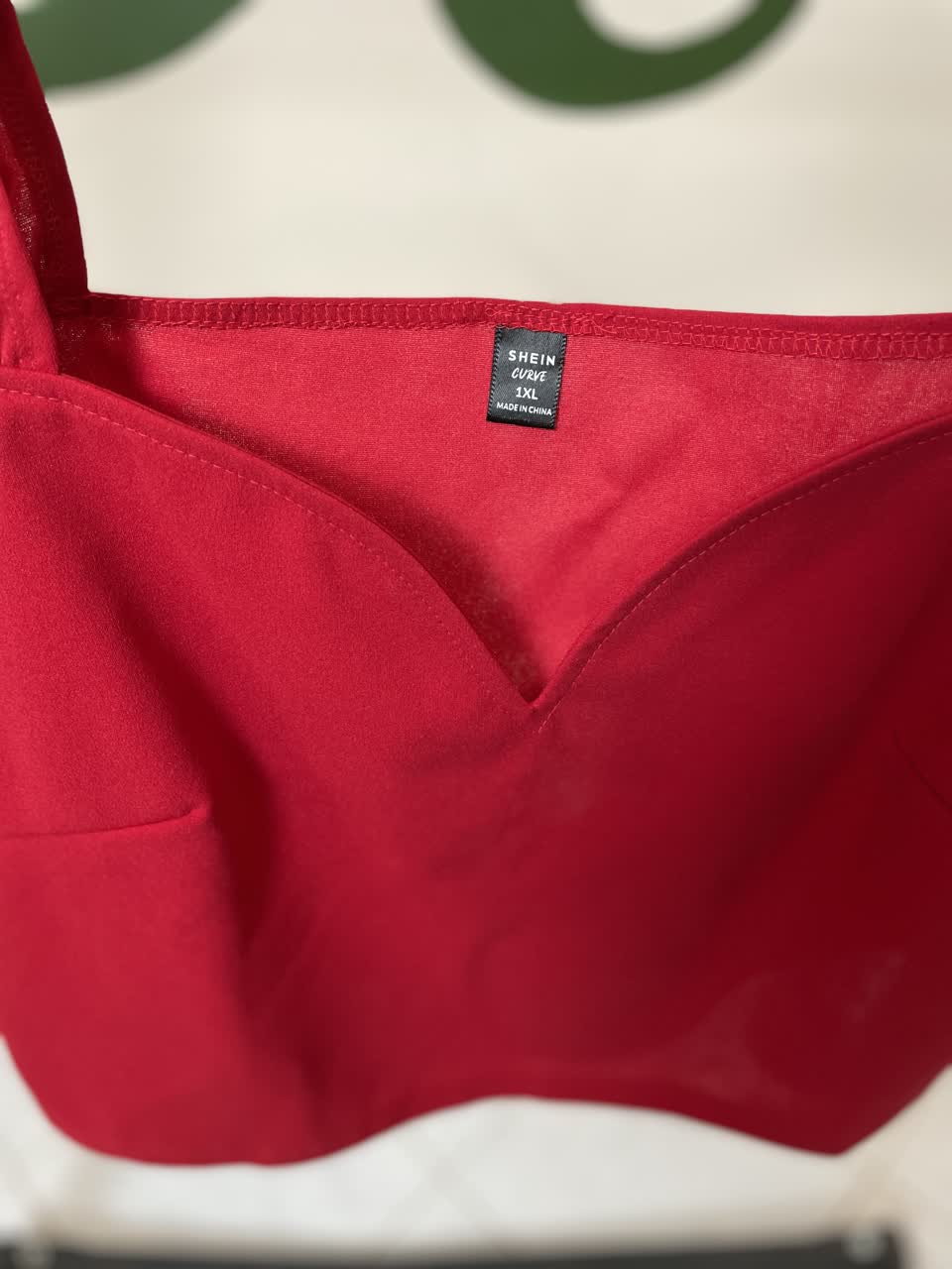 تاپ قرمز شانه‌باز زنانه شین مدل مهمانی و استایل مجلسی