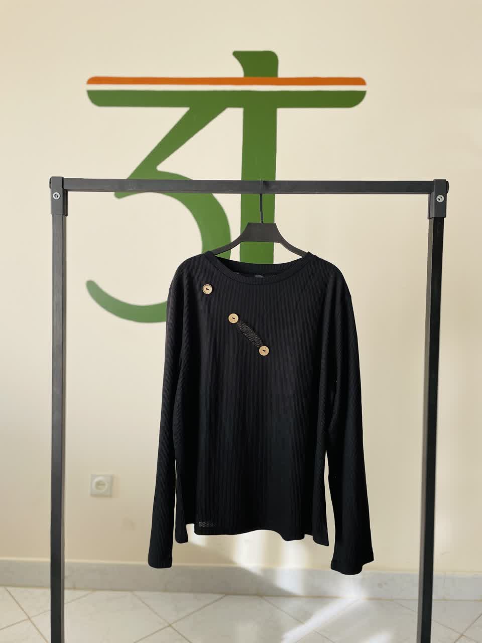 بلوز آستین‌بلند مشکی زنانه طرح دکمه مورب | SHEIN