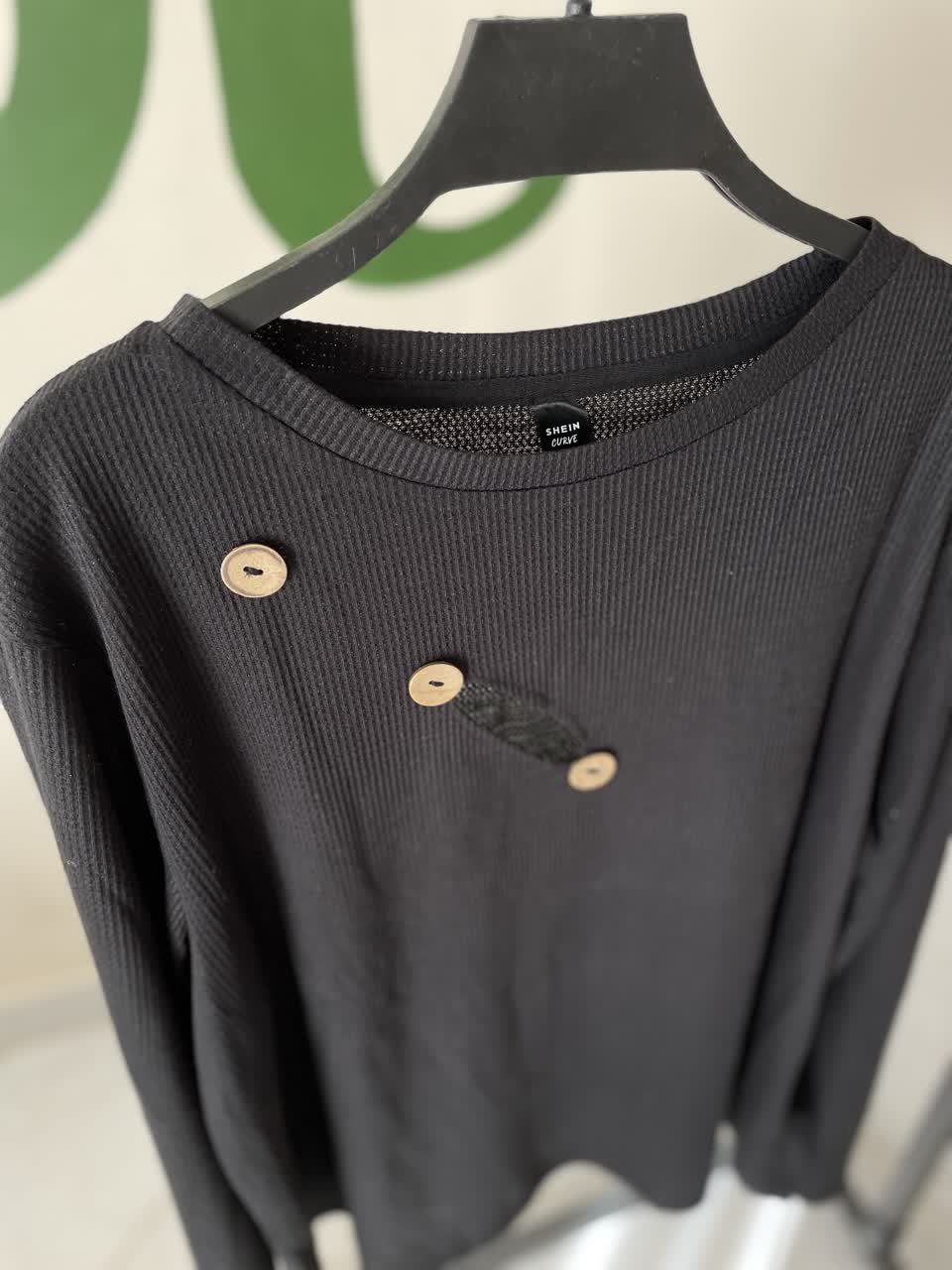 بلوز آستین‌بلند مشکی زنانه طرح دکمه مورب | SHEIN