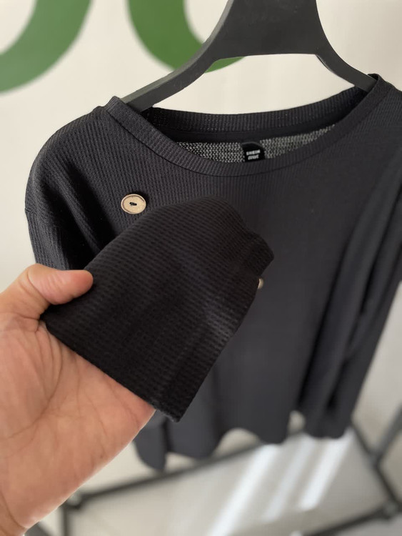 بلوز آستینبلند مشکی زنانه طرح دکمه مورب | SHEIN