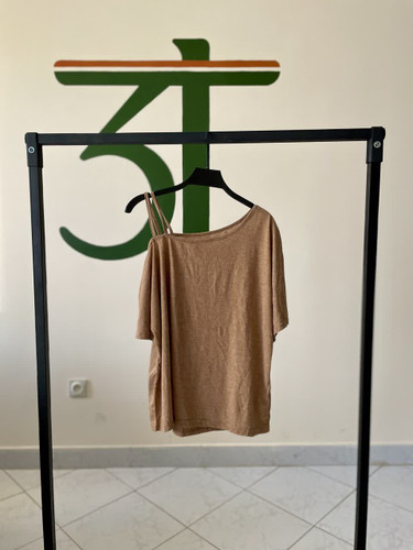 بلوز زنانه تکبند یقه نامتقارن | سبک مینیمال و فیت آزاد