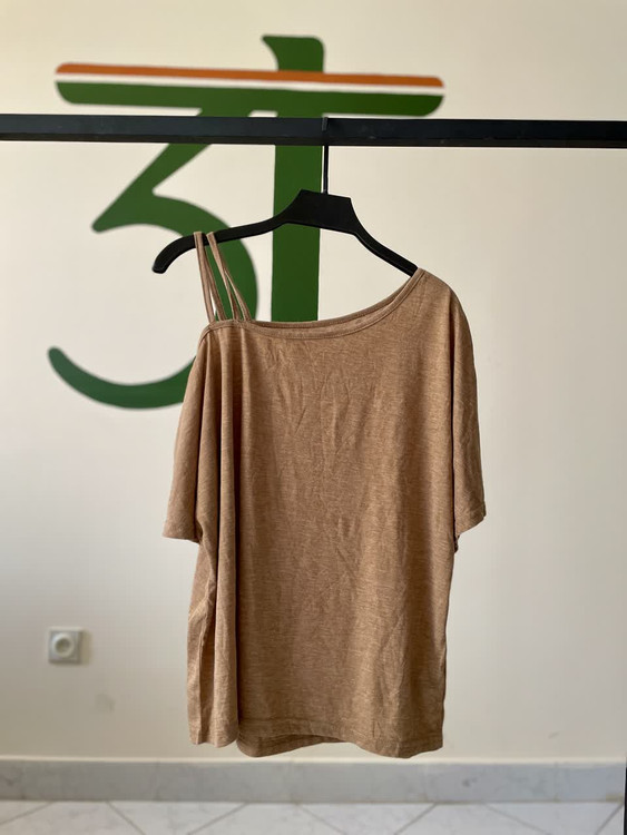 بلوز زنانه تکبند یقه نامتقارن | سبک مینیمال و فیت آزاد