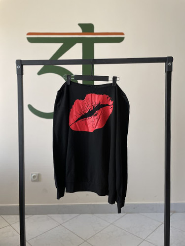 بلوز یقه قایقی مشکی طرح لب | استایل خاص و جسور