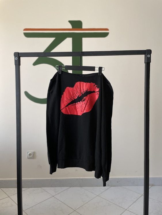 بلوز یقه قایقی مشکی طرح لب | استایل خاص و جسور