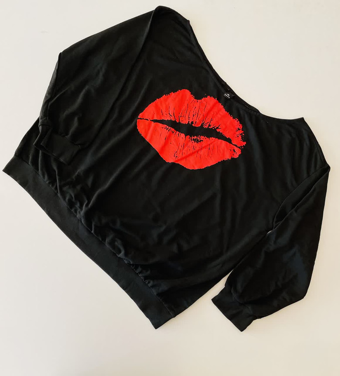 بلوز یقه قایقی مشکی طرح لب | استایل خاص و جسور