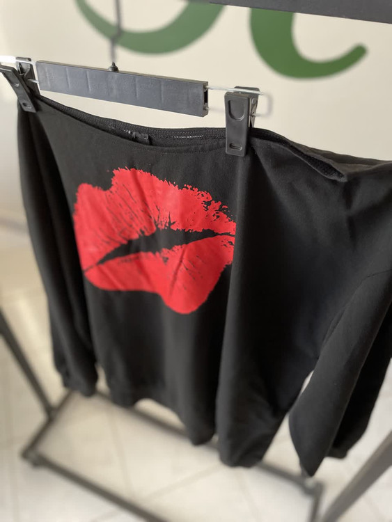 بلوز یقه قایقی مشکی طرح لب | استایل خاص و جسور