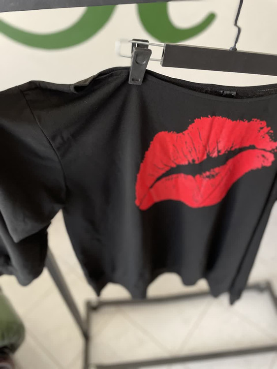 بلوز یقه قایقی مشکی طرح لب | استایل خاص و جسور