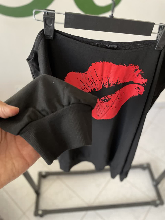 بلوز یقه قایقی مشکی طرح لب | استایل خاص و جسور