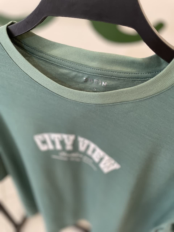 تیشرت زنانه طرح مینیمال چاپ City view | رنگ سبز | مدل یقه گرد