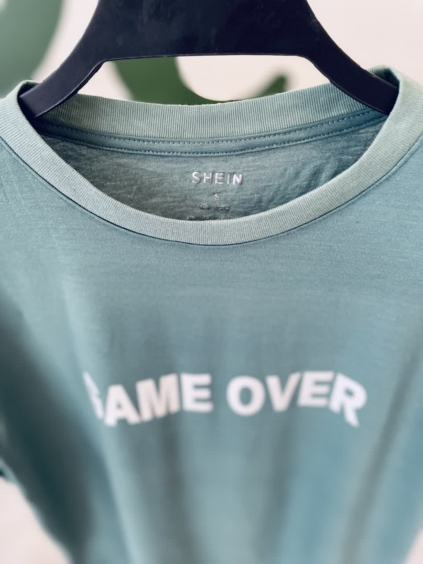 خرید تیشرت زنانه سبز طرح Game Over طراحی مینیمال و پارچه سبک یقه گرد - تصویر 4