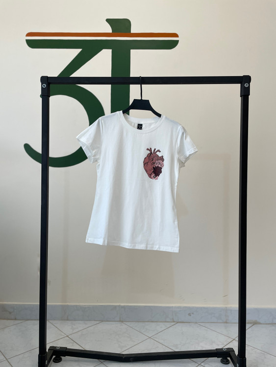 تیشرت سفید زنانه با طرح قلب آناتومیک گلدار | استایل خاص و مینیمال
