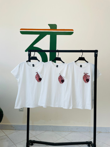 تیشرت سفید زنانه با طرح قلب آناتومیک گلدار | استایل خاص و مینیمال