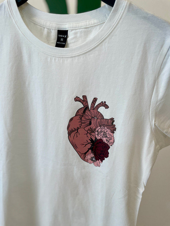 تیشرت سفید زنانه با طرح قلب آناتومیک گلدار | استایل خاص و مینیمال