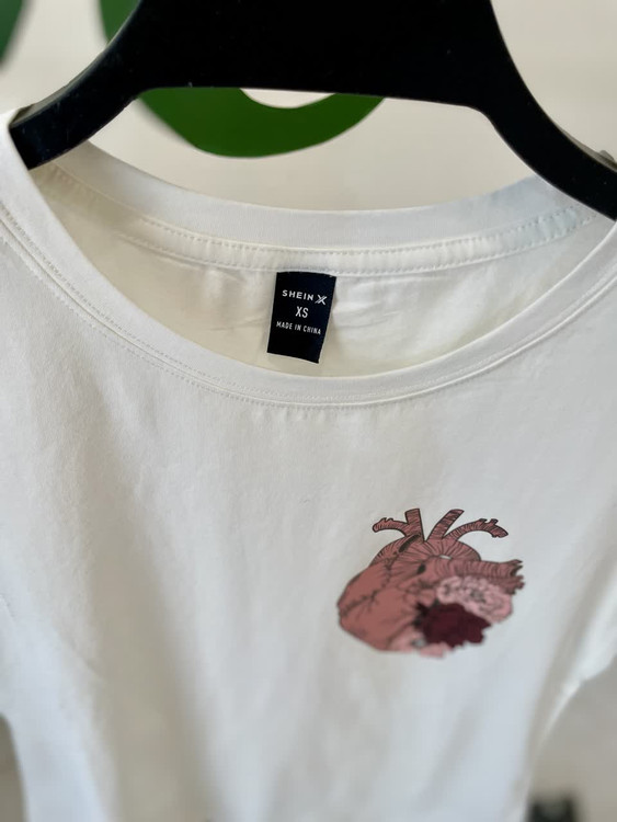 تیشرت سفید زنانه با طرح قلب آناتومیک گلدار | استایل خاص و مینیمال
