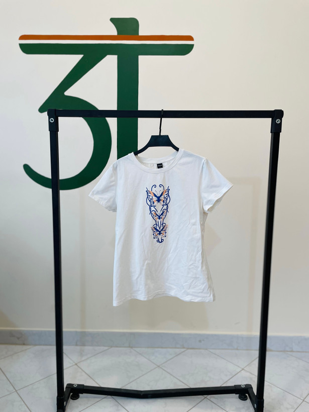 خرید تیشرت زنانه سفید با طراحی مینیمال - تصویر اصلی