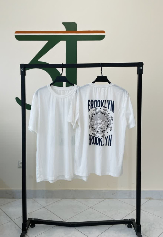 خرید تیشرت زنانه Brooklyn جلو ساده، پشت طرحدار خاص
