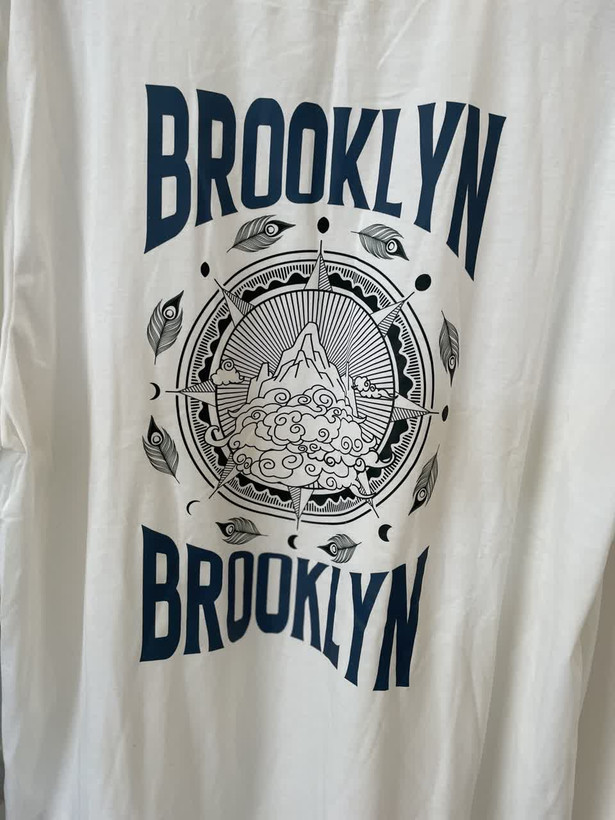خرید تیشرت زنانه Brooklyn جلو ساده، پشت طرحدار خاص