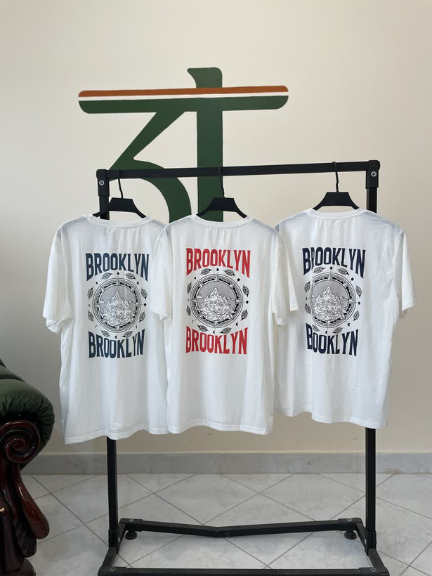 خرید تیشرت زنانه Brooklyn جلو ساده، پشت طرحدار خاص