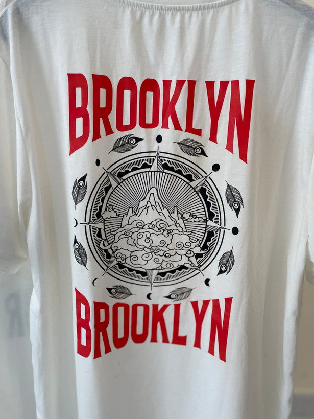خرید تیشرت زنانه Brooklyn جلو ساده، پشت طرحدار خاص